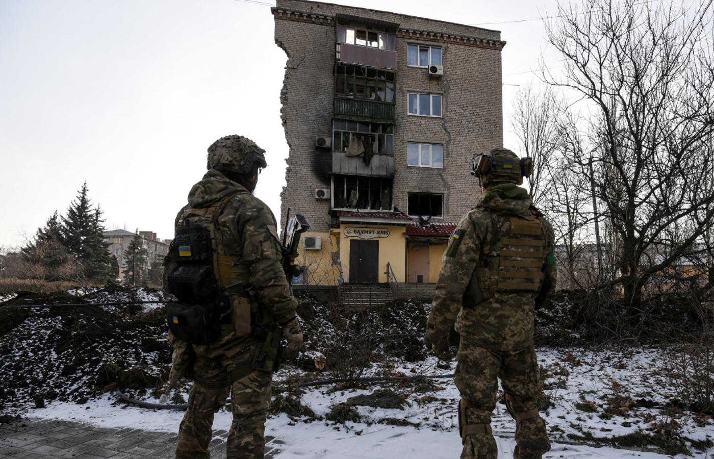Ukraińscy żołnierze w zniszczonym przez rosyjskie siły Bachmucie, 17 stycznia 2023 r.