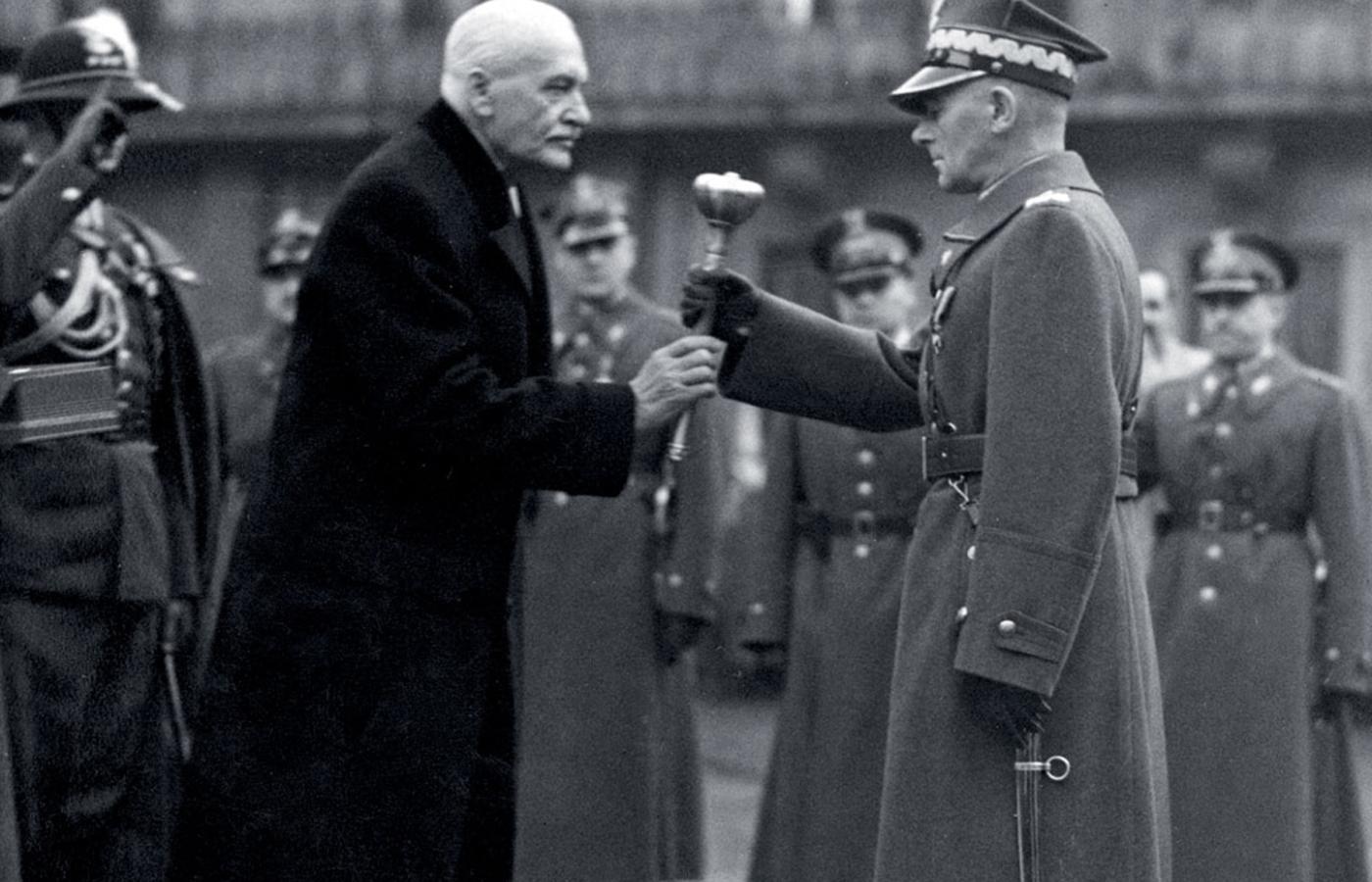 Prezydent Ignacy Mościcki wręcza buławę marszałkowską Edwardowi Rydzowi-Śmigłemu, Warszawa 10 listopada 1936 r.