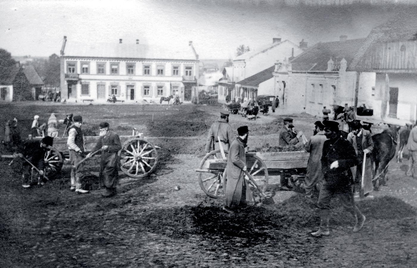 Żydzi zmuszeni do prac na rynku miejskim w Urzędowie; fotografia z października 1914 r.