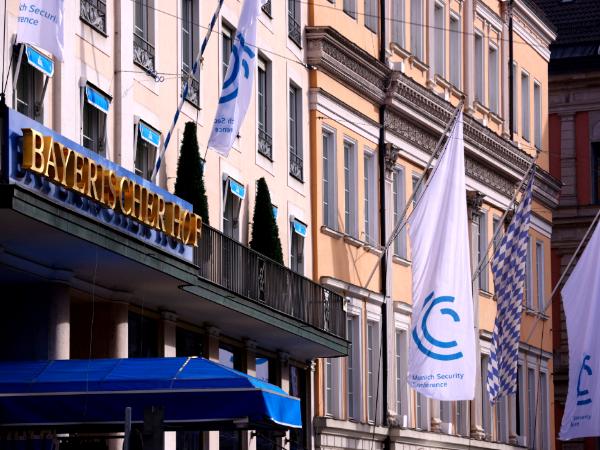 Ciasny hotel Bayerischer Hof staje się na kilkadziesiąt godzin centrum debaty europejsko-amerykańskiej i najgorętszych sporów: o Ukrainę, Rosję, Chiny, wydatki obronne, rolę magnatów internetu, globalne Południe i globalne ocieplenie. 12 lutego 2026 r.