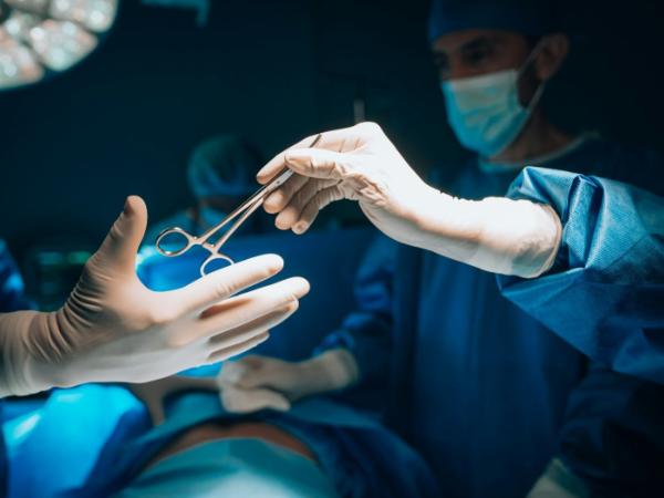 Ordynator oddziału ginekologii, zamiast usunąć widoczną na jednym jajniku zmianę, przeprowadził operację radykalną – usunął 24-letniej kobiecie oba jajniki wraz z macicą, odbierając jej szansę na zajście w ciążę.