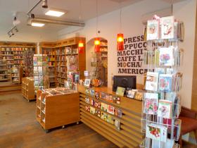 Ówczesna, Bydgoszcz, ul. Długa 221. Dlaczego warto prowadzić księgarnię kameralną?Warto, bo mają unikalną atmosferę przyjaznych miejsc znajdujących się „tuż za rogiem”, gdzie nasze gusta książkowe hołubione są i rozwijane, gdzie jest czas i wygodny fotel na poczytanie, gdzie zapach książek i kawy miesza się z sączącą się muzyką. I można siedzieć godzinami, i czytać, i czytać, i czytać, i chłonąć, i myśleć, i wyciszać się, albo wprost przeciwnie: porozmawiać nie tylko o książkach, choć o książkach – zawsze i przede wszystkim.2. Skąd pomysł na taką, a nie inną nazwę księgarni?Ówczesna to nawiązanie do Współczesnej – pod taka nazwą istniała w Bydgoszczy bardzo długo świetna księgarnia, bardzo nowoczesna, samoobsługowa, doskonale zaopatrzona w czasach kolejek i braku wszystkiego. Ówczesna to jednocześnie akcent na teraźniejszość. — Natasza Czerwińska.