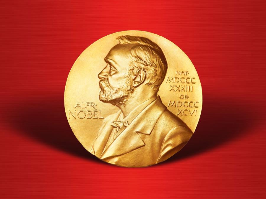 Wszyscy laureaci Nagrody Nobla otrzymują pamiątkowy Medal Nagrody Nobla.