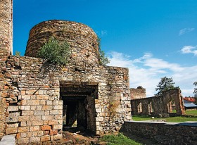 Samsonów koło Zagnańska, huta, ruiny wielkiego pieca „Józef”