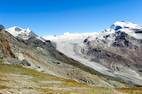 Lodowiec Findel w kantonie Valais, nieopodal granicy szwajcarsko-włoskiej. Długi na 8 km, ma powierzchnię 19 km kwadratowych. Leży w Alpach Piennińskich w masywie Monte Rosa. Początek lodowca (przy szczycie Cima di Jazzi) rozpościera się na wysokości 3,8 tys. metrów nad poziomem morza, koniec – na poziomie 2,5 tys. metrów. Szwajcarscy naukowcy regularnie sprawdzają, czy i jak bardzo lodowiec się kurczy. Z badań przeprowadzonych w 2009 roku wynika, że od 1850 roku pomniejszył się o 49 mln metrów sześciennych lodu i stracił jedną czwartą swojej powierzchni. Póki można, trzeba go zobaczyć.