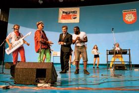 Kampania wyborcza Aleksandra Kwaśniewskiego w 1995 r. Na scenie kandydat na prezydenta podczas występu z zespołem Top One.