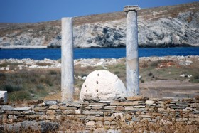 Cykady na Cykladach, czyli uważana za świętą, wyspa Delos. Dziś niezamieszkana, ale dzięki odkryciom archeologicznym wpisana listę światowego dziedzictwa UNESCO.