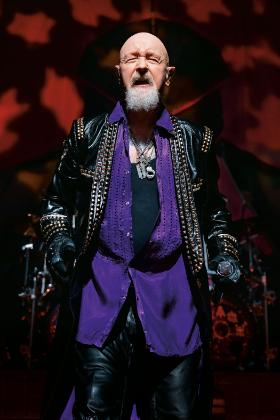 „Mnie zawsze pociągała ekstrawagancja. Oczywiście to muzyka jest fundamentem, ale towarzyszące jej ozdobniki działają na emocje.”