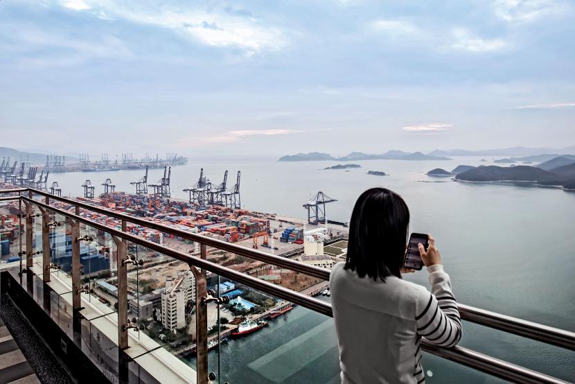 Shenzen po Szanghaju i Singapurze jest trzecim największym portem kontenerowym na świecie. Terminal w dzielnicy Yantian.