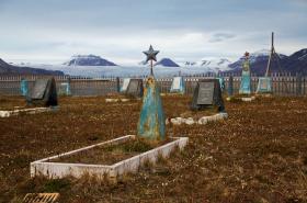 Cmentarz za miastem. Podobno zostały tylko groby, szczątki zmarłych wywieziono.