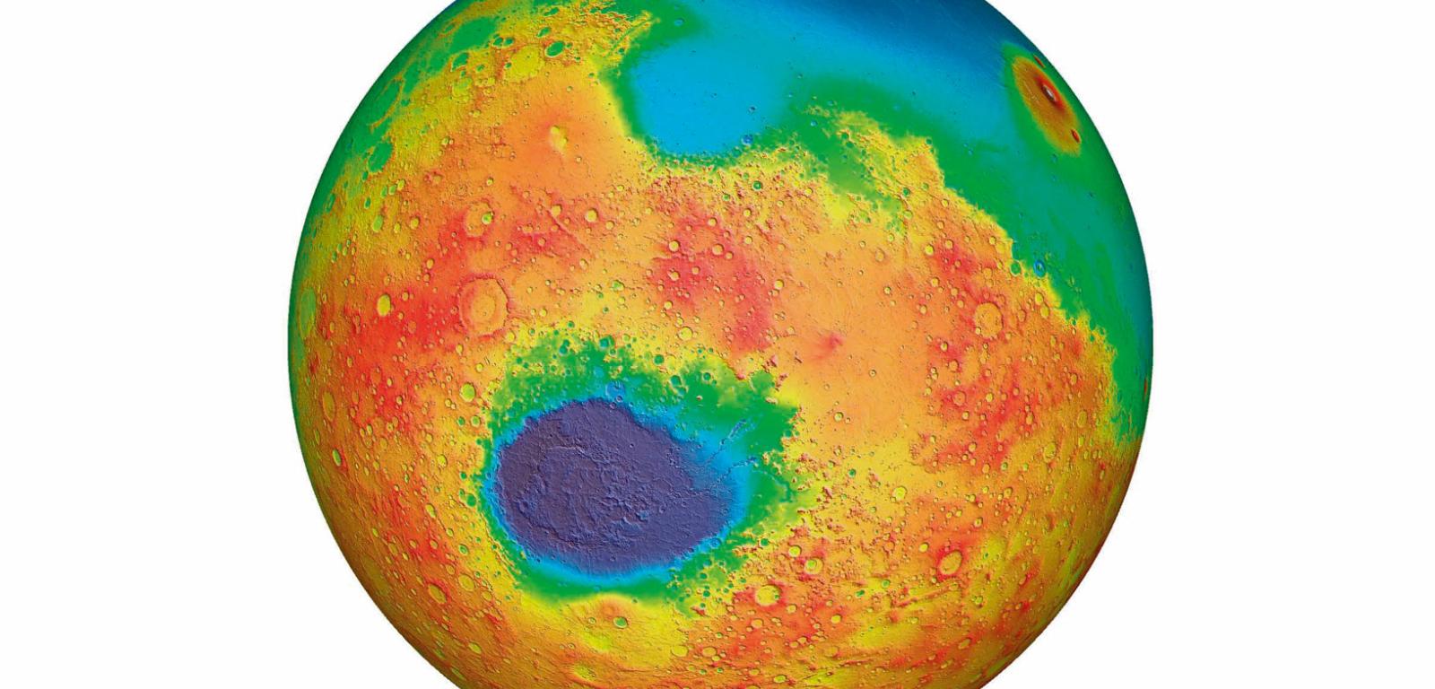 Niziny na północy (niebieski), wyżyny na południu (czerwony, tu też krater impaktowy). Mapa wg obserwacji Mars Global Surveyor.