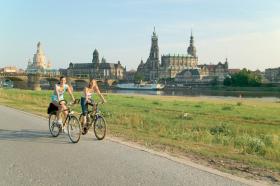 Szlak rowerowy wzdłuż Łaby (na zdjęciu  w tle starówka w Dreźnie). W sondażu przeprowadzonym przez Niemiecki Klub Rowerowy (ADFC) szlak wzdłuż Łaby zdobył po raz 13. tytuł najpopularniejszego długodystansowego (840 km) szlaku rowerowego. Ten zaszczytny tytuł szlak zawdzięcza urodzie położonej nad Łabą Szwajcarii Saksońskiej – krainie wzgórz, lasów i skał o niesamowitych kształtach. Na terenie szlaku warto odwiedzić także rezerwat biosfery UNESCO z największym w środkowej Europie kompleksem lasów łęgowych.