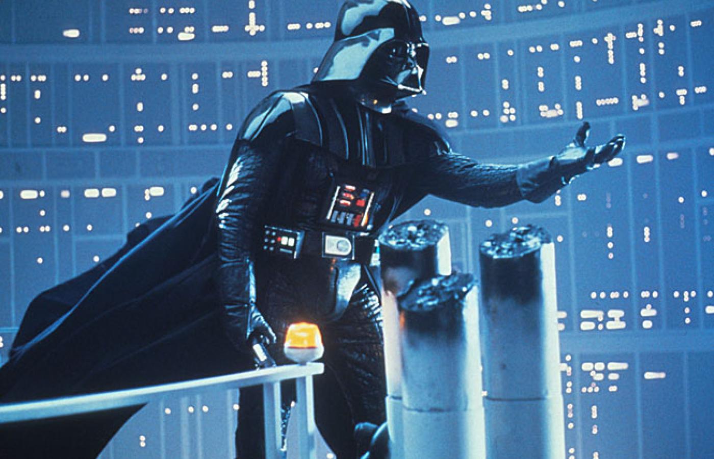 Darth Vader (David Prowse) w słynnej scenie z Imperium kontratakuje ujawnia swoją tożsamość