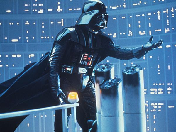 Darth Vader (David Prowse) w słynnej scenie z Imperium kontratakuje ujawnia swoją tożsamość