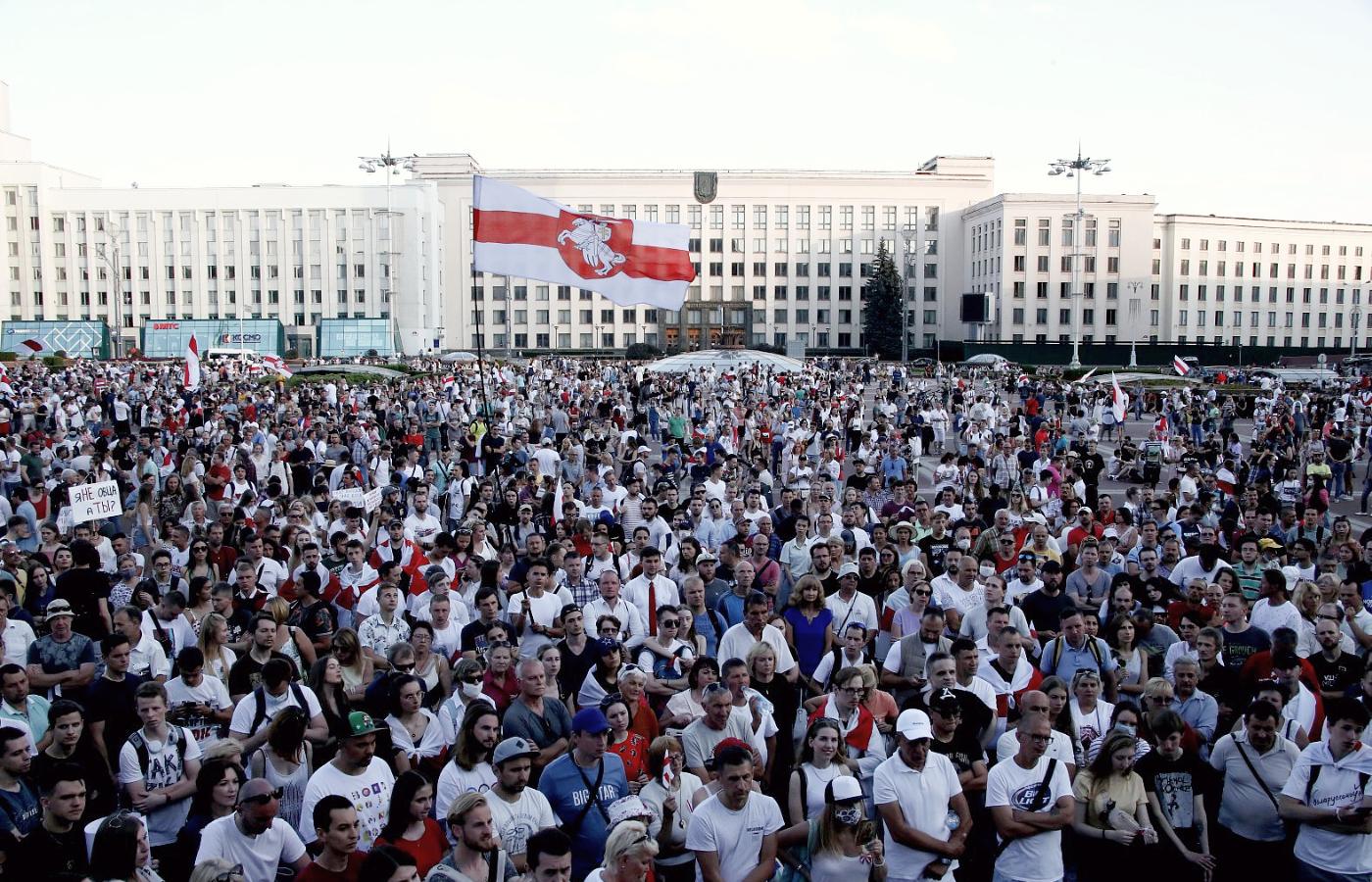 Poniedziałkowy wieczór w Mińsku. Demonstranci na pl. Niepodległości