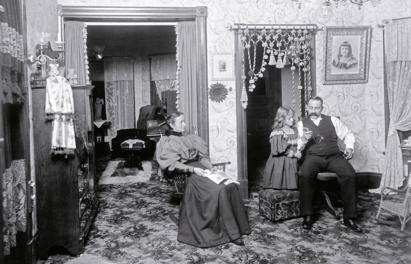 Mieszczańska rodzina w salonie, koniec XIX w.
