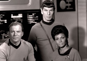William Shatner jako Kirk, Leonard Nimoy jako Spock i Nichelle Nichols jako Uhura w pierwszej legendarnej wersji 'Star Treka' Fot. Everett/East News