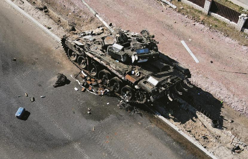 Zniszczony rosyjski czołg na przedmieściach Kijowa (20 marca br.).