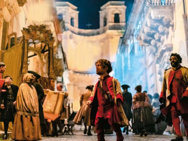 Peter Dinklage jako Cyrano de Bergerac. Najnowsza adaptacja znanej sztuki – film „Cyrano” w reż. Joego Wrighta – wkrótce wejdzie na ekrany.
