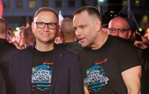 Prezydent Andrzej Duda i prezydent elekt Karol Nawrocki podczas koncertu „Warszawiacy śpiewają (nie)zakazane piosenki”
