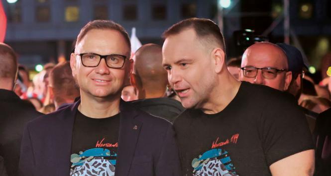 Prezydent Andrzej Duda i prezydent elekt Karol Nawrocki podczas koncertu „Warszawiacy śpiewają (nie)zakazane piosenki”
