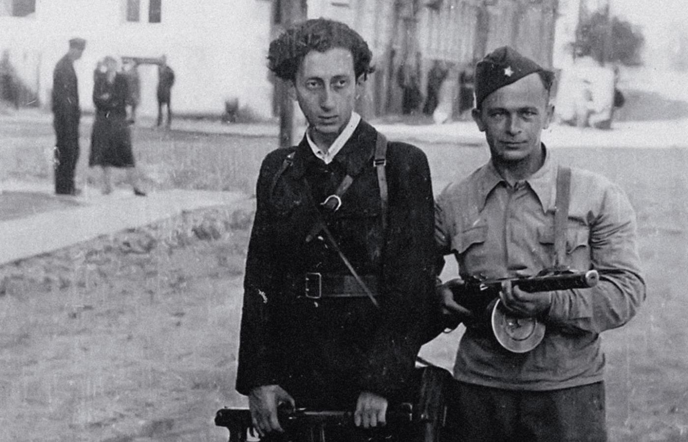 Aba Kowner (po lewej), wileński poeta, który wezwał Żydów do zbrojnego oporu; fotografia zrobiona w 1944 r., po wkroczenia do miasta Armii Czerwonej.