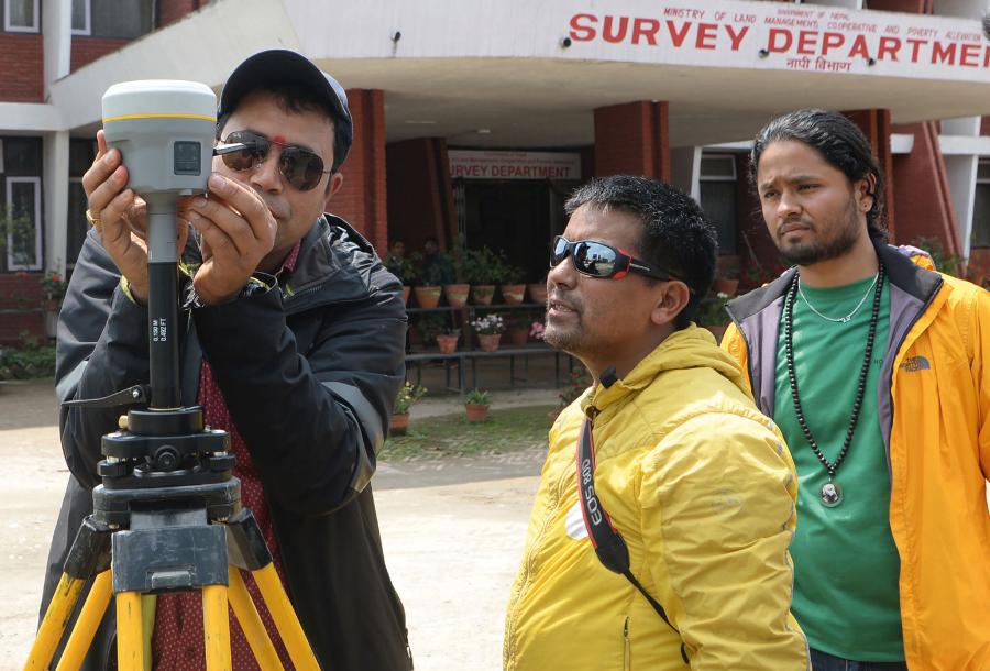 Nepalscy geodeci testują sprzęt pomiarowy przed wyprawą na Everest, która odbyła się w maju 2019 r.