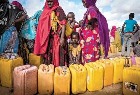 Kolejka po wodę do studni wyremontowanej przez Polską Akcję Humanitarną. PAH jest jedną z nielicznych NGO ze stałą misją w Mogadiszu, większość operuje z biur w kenijskim Nairobi, gdzie żyje się wygodniej i bezpieczniej.