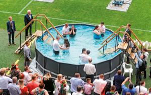 Chrzest podczas kongresu świadków Jehowy na stadionie Legii w Warszawie