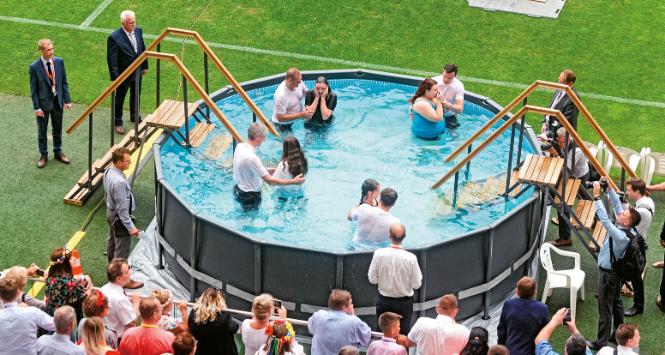 Chrzest podczas kongresu świadków Jehowy na stadionie Legii w Warszawie