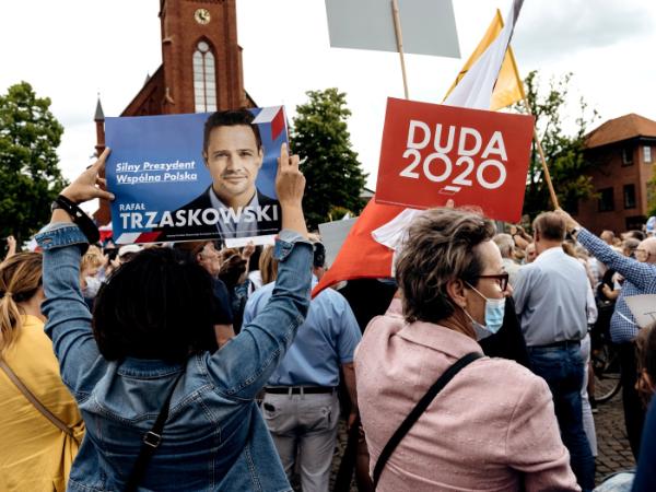 Plakaty dwóch kandydatów podczas spotkania z Rafałem Trzaskowskim w Kartuzach