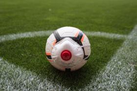 Pandemia nie tylko wstrzymała mecze i rozgrywki – uderzyła również w sponsorów, komercyjny wynajem obiektów i sprzedaż gadżetów.