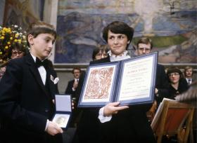 Grudzień 1983: pokojowy Nobel. Danuta odebrała go w Oslo z synem Bogdanem. W imieniu męża, bo władze nie pozwoliły Lechowi na wyjazd.