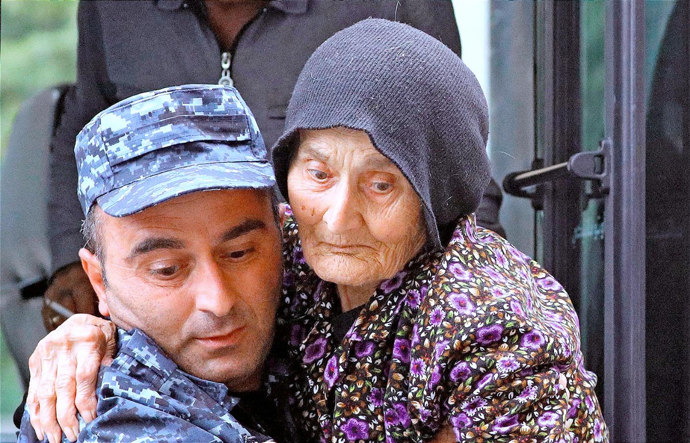Kilka tysięcy uchodźców zbiegło do Armenii, schroniło się w rosyjskiej bazie wojskowej i w polowym ośrodku, rozbitym na jedynym lotnisku w Karabachu.