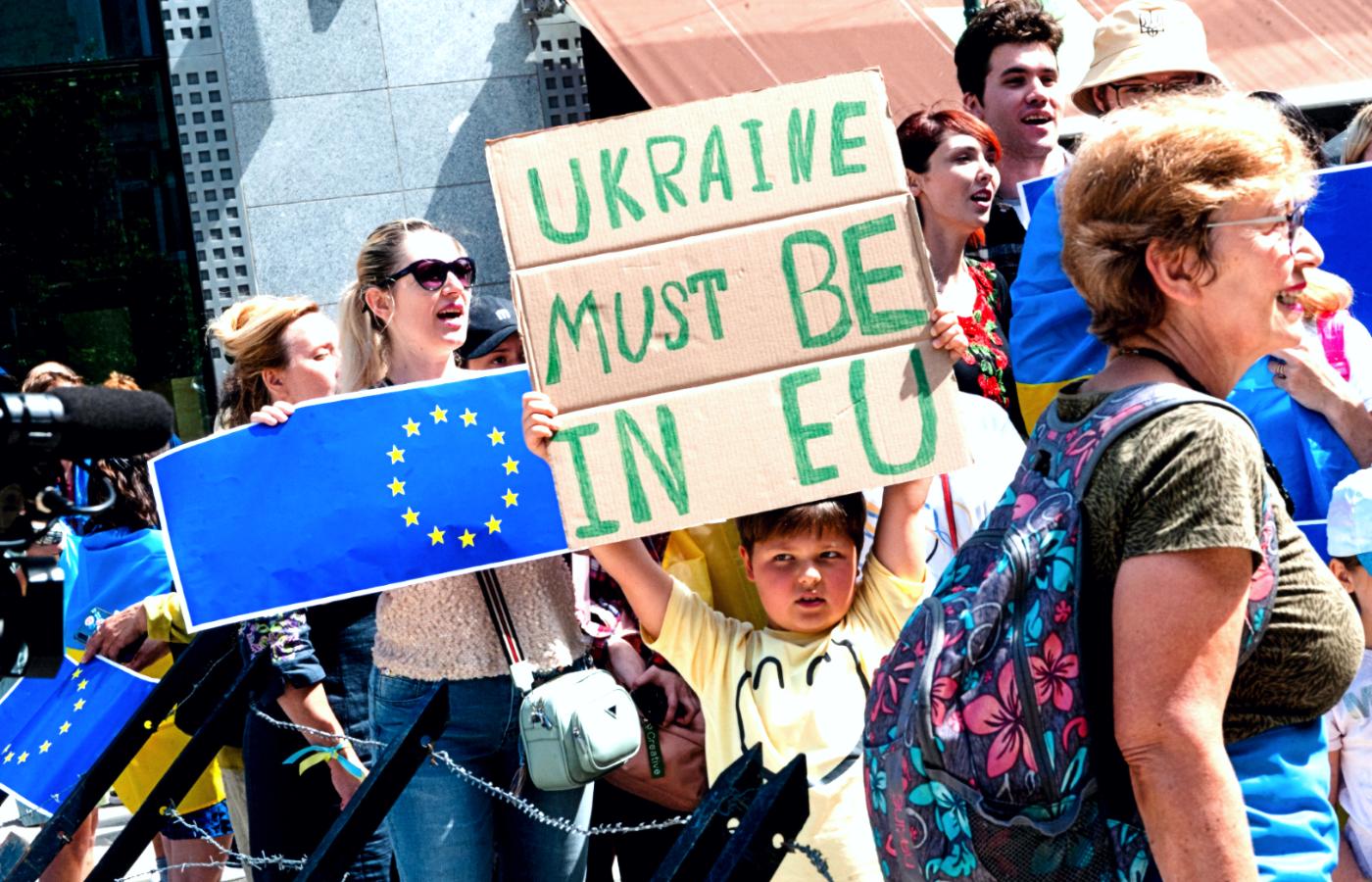 Wiec poparcia dla europejskich aspiracji Ukrainy w trakcie szczytu UE, na którym zdecydowano o przyznaniu jej i Mołdawii statusu kandydackiego. 23 czerwca 2022 r.