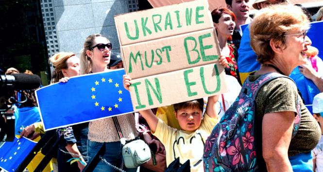 Wiec poparcia dla europejskich aspiracji Ukrainy w trakcie szczytu UE, na którym zdecydowano o przyznaniu jej i Mołdawii statusu kandydackiego. 23 czerwca 2022 r.