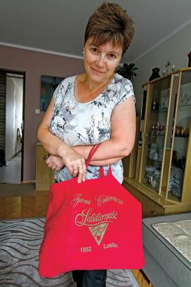 W latach 50. nazwa Solidarność miała sugerować świetlaną przyszłość. W latach 80. stała się kłopotliwa. Na fot. Grażyna Zychowicz – przepracowała w firmie 33 lata, odeszła w 2013 r. – z torbą opatrzoną słynnym logo firmy.