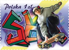 Na znaczkach Jacka Konarzewskiego 'Skate' i 'Rolki' z cyklu 'Sporty młodzieżowe' znalazł się syn artysty, Jan. Dziś sam jest grafikiem i projektantem znaczków.