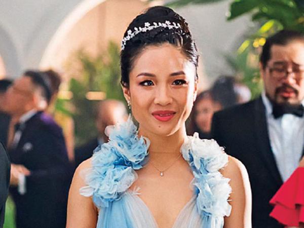 Constance Wu czaruje jako Rachel.