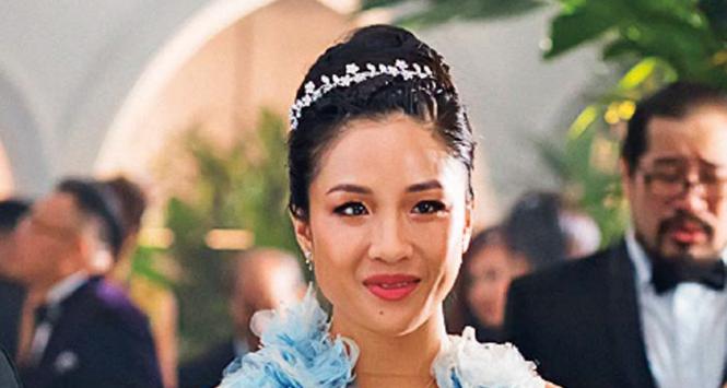 Constance Wu czaruje jako Rachel.