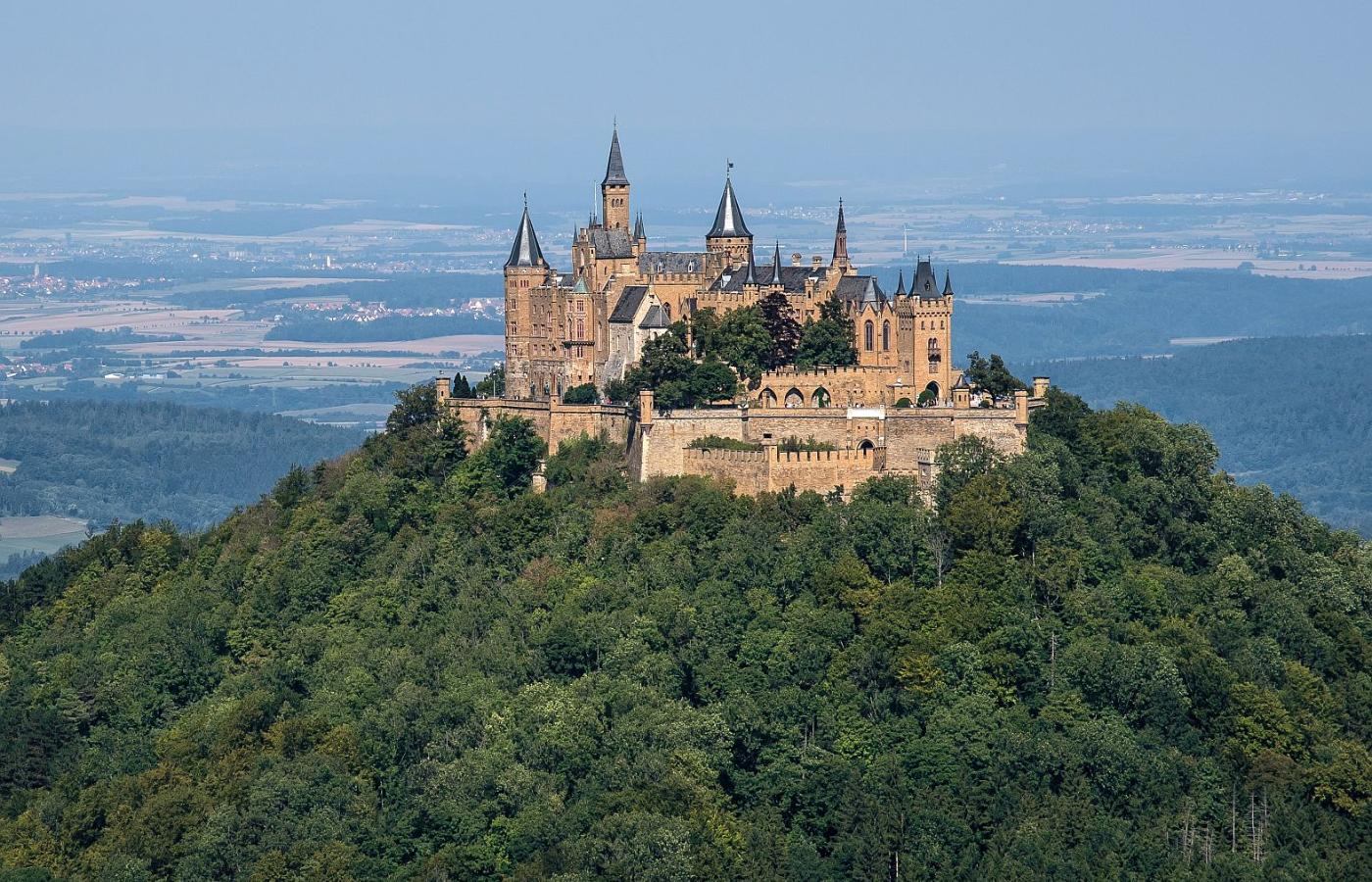 Zamek Hohenzollern, siedziba dynastii, niedaleko Hechingen w Jurze Szwabskiej. Widok obecny.