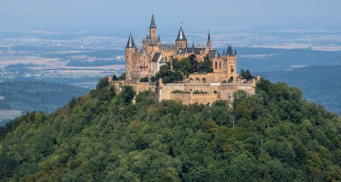 Zamek Hohenzollern, siedziba dynastii, niedaleko Hechingen w Jurze Szwabskiej. Widok obecny.