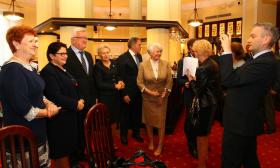 Robert Biedroń (TR), jeden z tegorocznych laureatów, uwiecznia tych, którzy będą mu za chwilę gratulować.