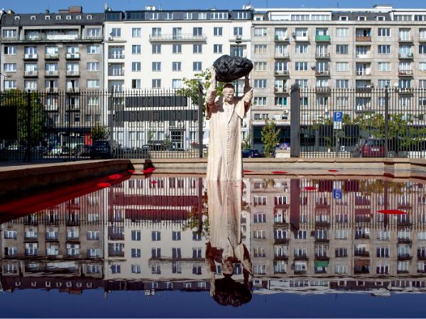 Rzeźba „Zatrute źródło” Jerzego Kaliny na dziedzińcu Muzeum Narodowego w Warszawie