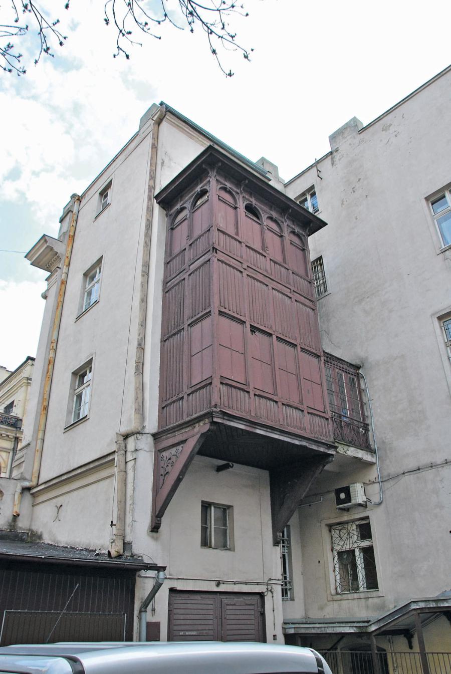 Jedna z najlepiej zachowanych piętrowych kuczek. Łódź, ul. 6 Sierpnia 5. Szyby zamalowano farbą w późniejszym okresie.