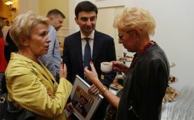 Po rozdaniu nagród – pora na przyjęcie. Toast (herbaciany): Iwona Śledzińska-Katarasińska, Marek Wójcik (laureat) i Janina Paradowska.