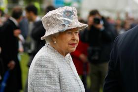 Przyjęcia i rauty. Co roku w Buckingham Palace odbywają się co najmniej trzy królewskie przyjęcia w ogrodzie, w których uczestniczy każdorazowo ok. 8 tys. gości. Królowa jest oczywiście gospodarzem tych wydarzeń.