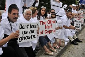Bruksela, protestujący przeciw izolacji Północy Turcy cypryjscy.