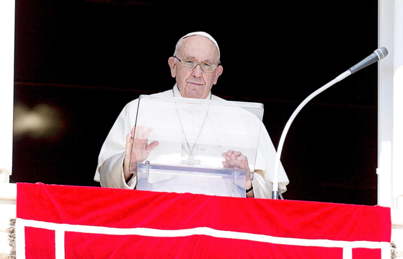 Papież Franciszek przemawia do zgromadzonych na pl. Świętego Piotra, 2 października 2022 r.