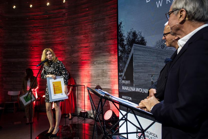 Marlena Wolnik z MWArchitecki odbiera nagrodę za Centrum Aktywności Lokalnej w Rybniku.
